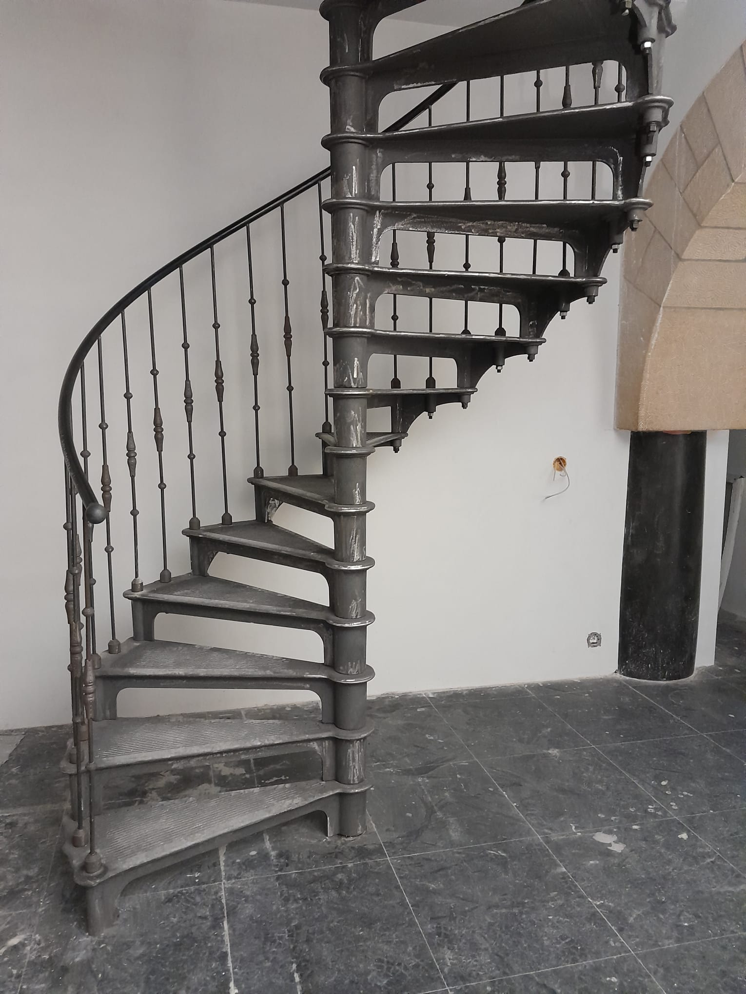 Cast iron spiral staircase model Paris Plus turning clockwise