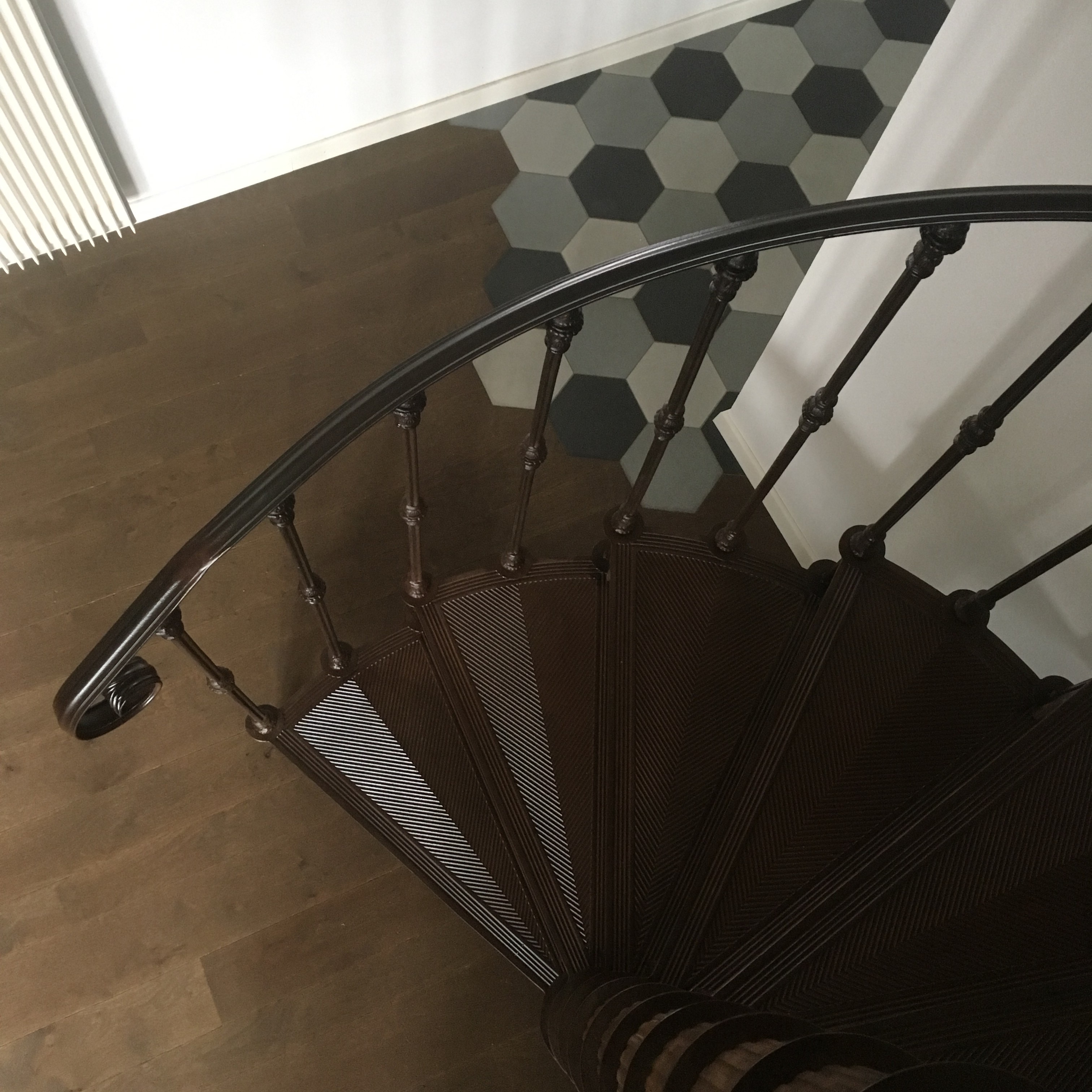 Cast iron spiral staircase model Reims in a rusty varnish finish