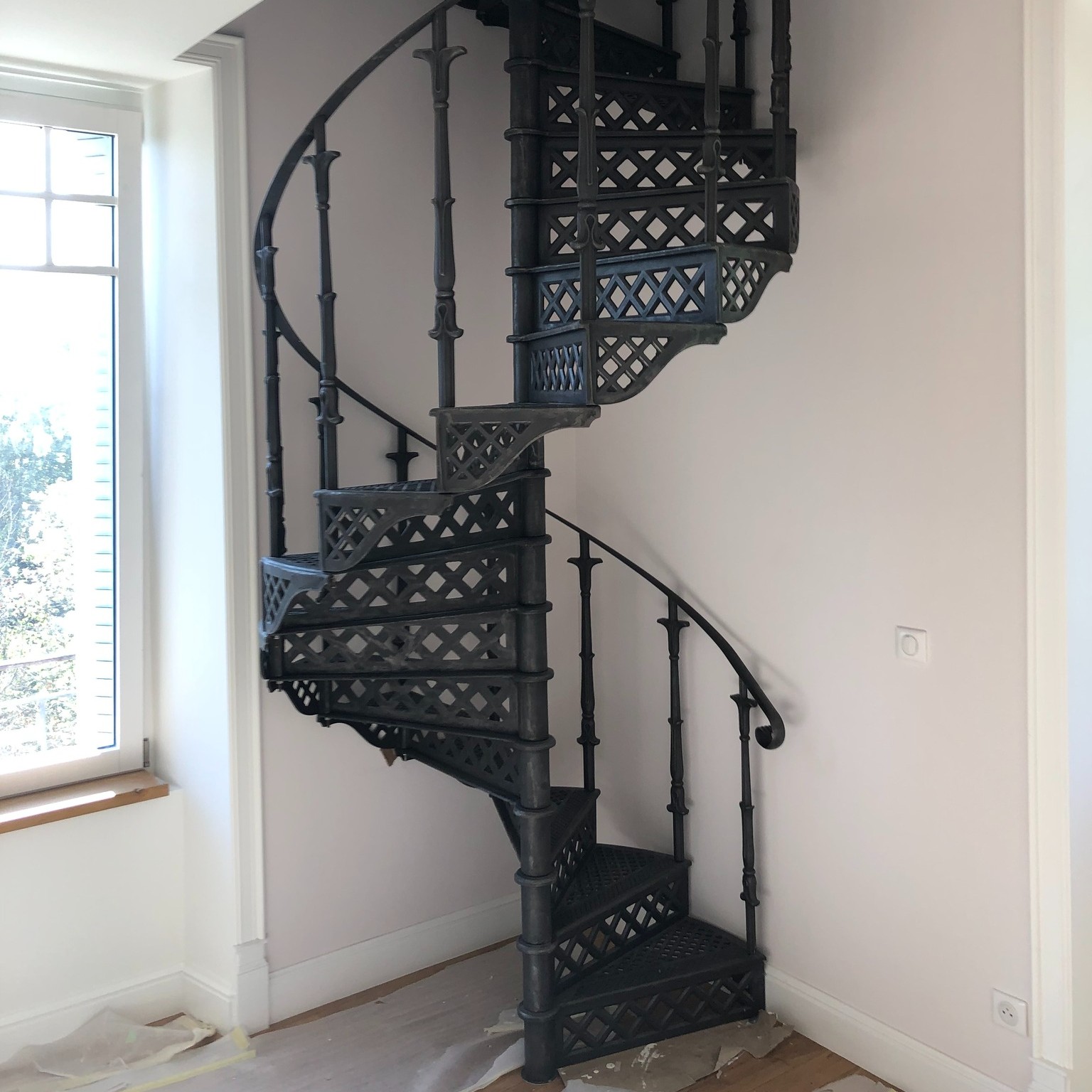 Installation of a cast iron spiral staircase model Tours