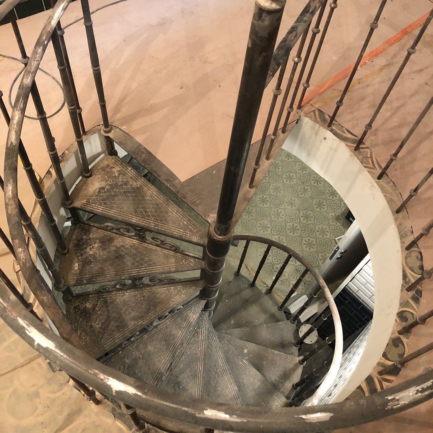 Installation of the spiral staircase model Saint-Tropez de Luxe