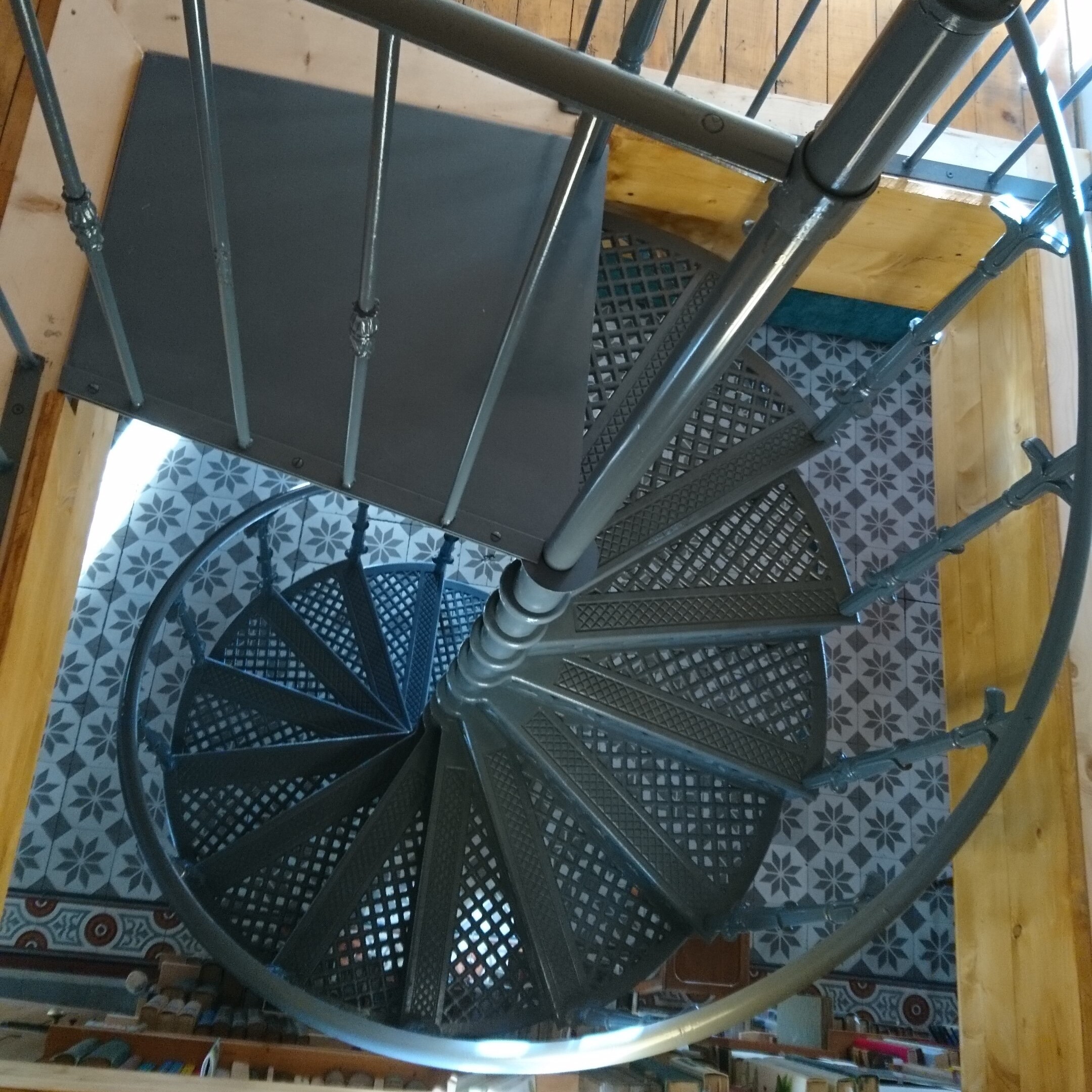 Cast iron spiral staircase model Tours in a square stairwell